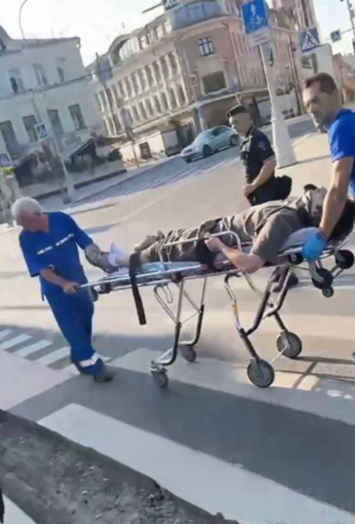 В центре Москвы электросамокатчик сломал шею, пытаясь въехать на тротуар