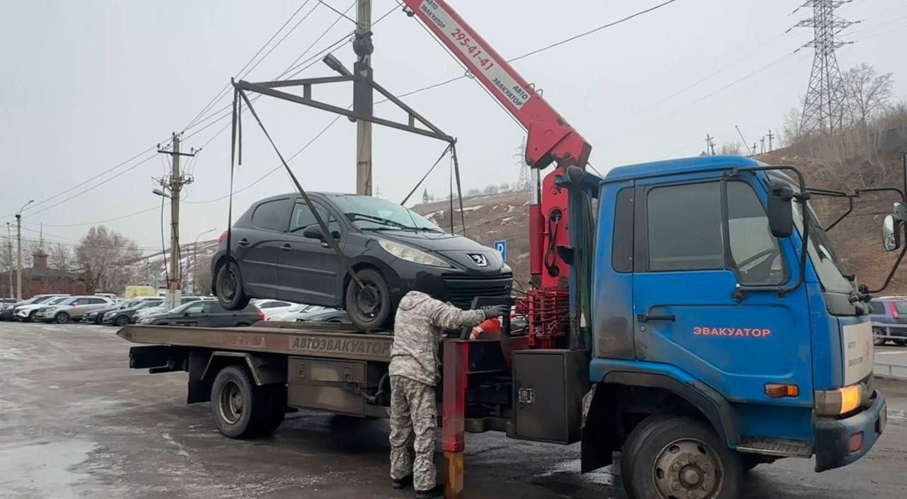 Красноярка приехала на экзамен в ГАИ на своей машине — авто забрали