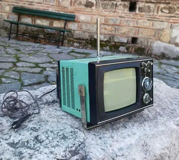 Рекламная пауза. Портативный телевизор «Юность 402»