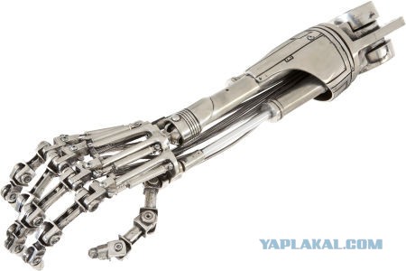 Сталевар голой рукой разбивает ручей расплавленного металла