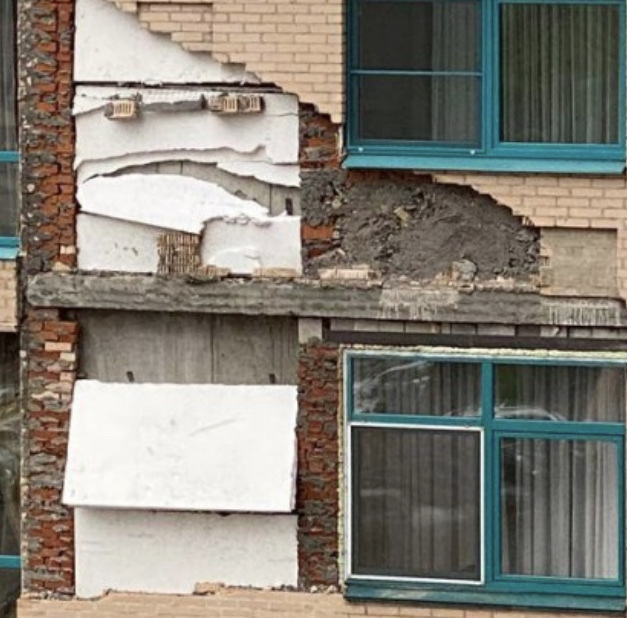 В ЖК «Алые паруса» облицовка фасада жилого дома обвалилась прямо на припаркованные машины