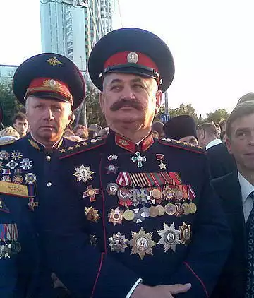 Нет, ребята, я не гордый.Не загадывая вдаль,Так скажу: не надо орденЯ согласен на медаль.