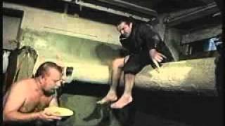 солдаты снова будут мыть полы в казарме!