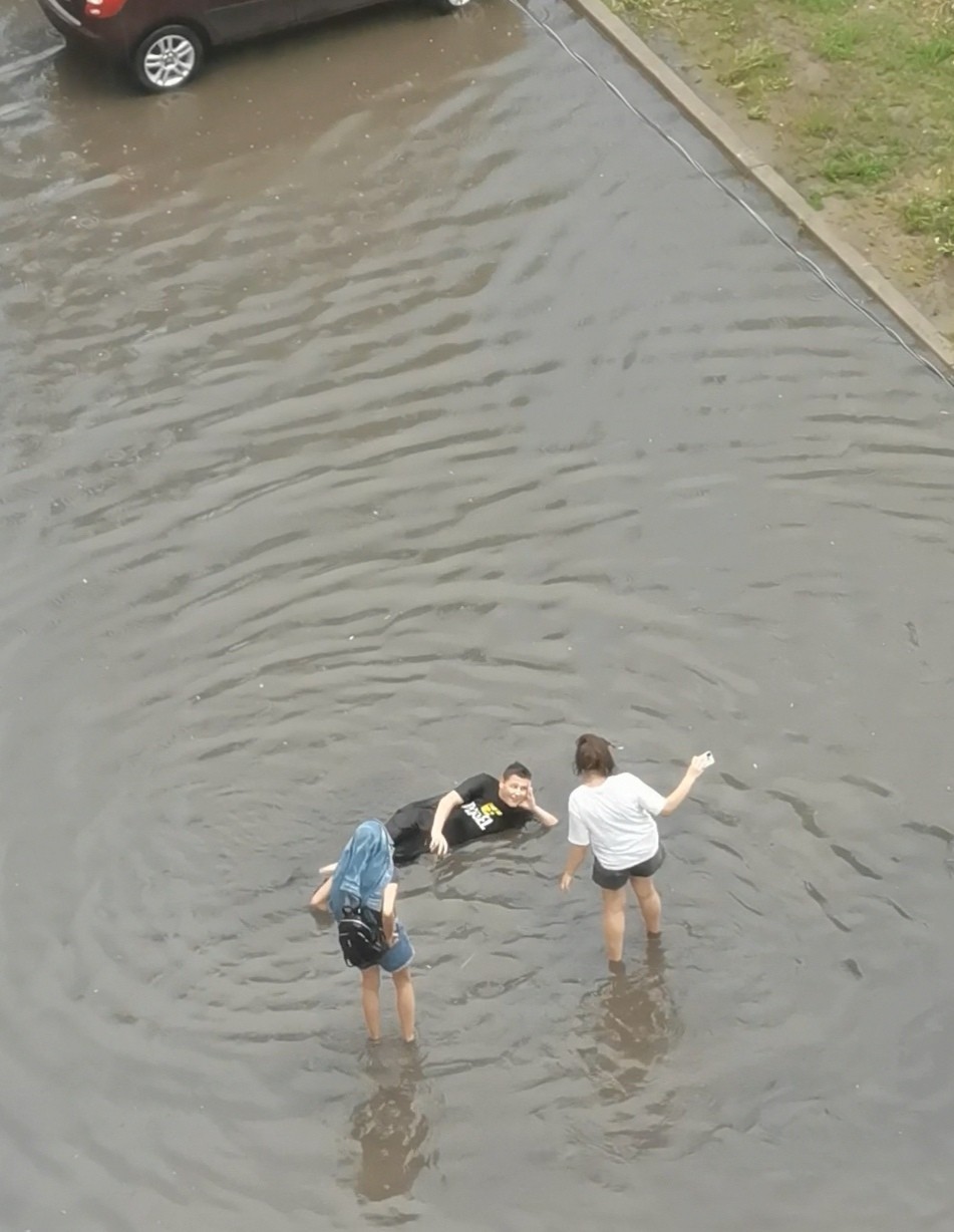 затоплены улицы тюмени. потоп в воронеже. сильный дождь лето. братск ливень. потоп фото.