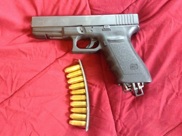 В Питерском компьютерном клубе пьяный самец кидал дротики в дартс, а когда они кончились, разрядил в него обойму из пистолета