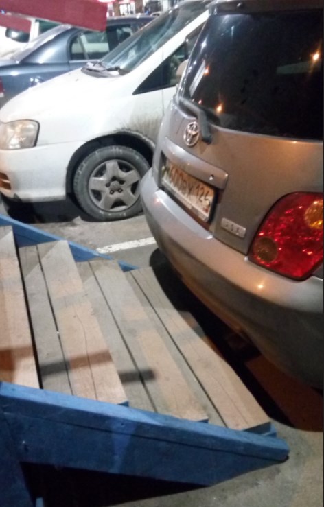 Очередное наглое хамство при парковке. Один уехал, другой встал. И конца этому нет