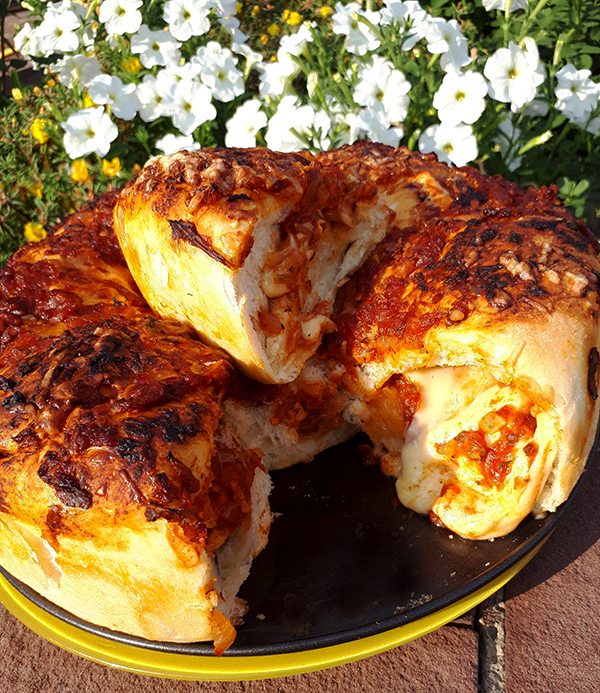 Пирог с соусом "маринара" и моцареллой
