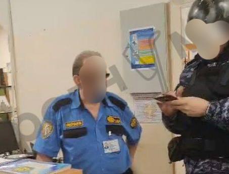 Охранника столичной школы заподозрили в избиении 14-летней школьницы