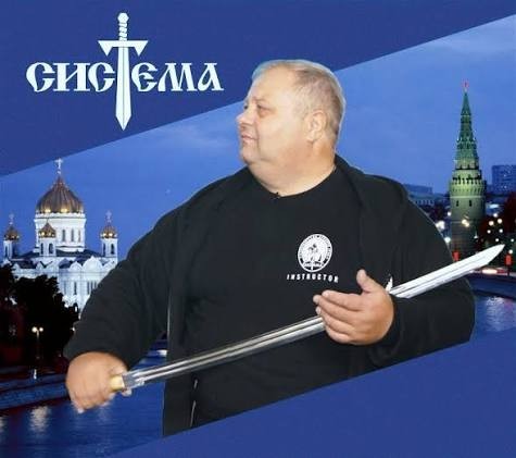 Учимся отнимать режущий предмет у якудза в школьном спортзале