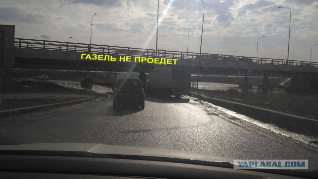 И опять мост "газель не проедет" на Софийской победил очередной автомобиль