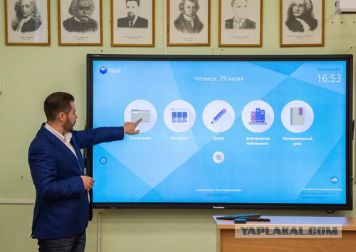 Китайцы обленились совсем! На школьной доске вместо того, чтобы мелом писать...
