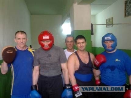В камеры к арестованным водят проституток