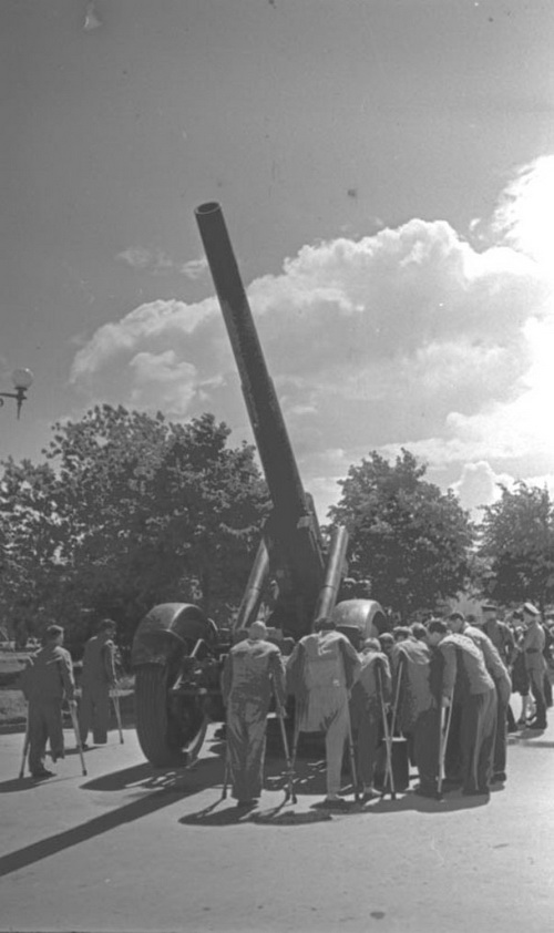 Выставка трофейного вооружения в парке Горького, 1943 г