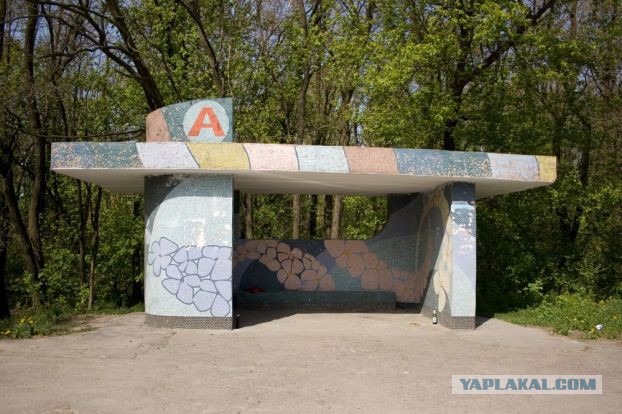 В Сургуте разбили "антивандальную" остановку