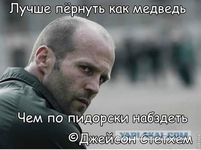 Хулиганы забросали яйцами и файерами здание ФСБ в Москве на Лубянке