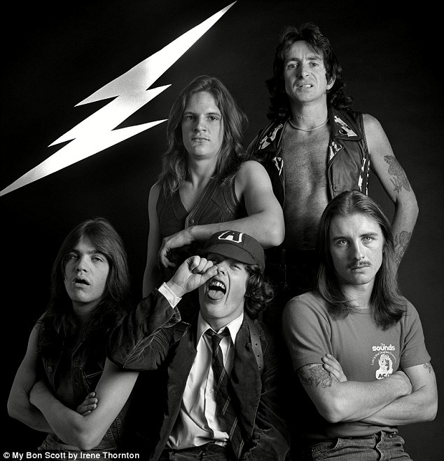 AC/DC- High Voltage: история альбома