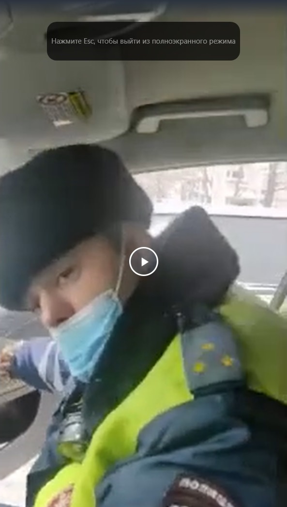 Гаишник во Владимирской области стоял в пробке, не выдержал и пошел протирать фары и номера впередистоящей машины
