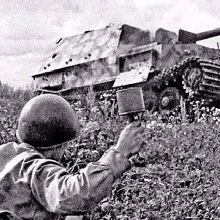 Немецкие танки против. Советские солдаты на танках. С гранатой под танк. Боец на танке. Фашистские танки.