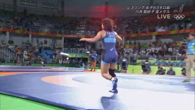 Олимпийская чемпионка Рио-2016 отметила победу, покатав тренера на плечах и свалив его приёмом с ног