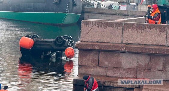 У Горного университета машина вылетела в Неву. Погиб мужчина