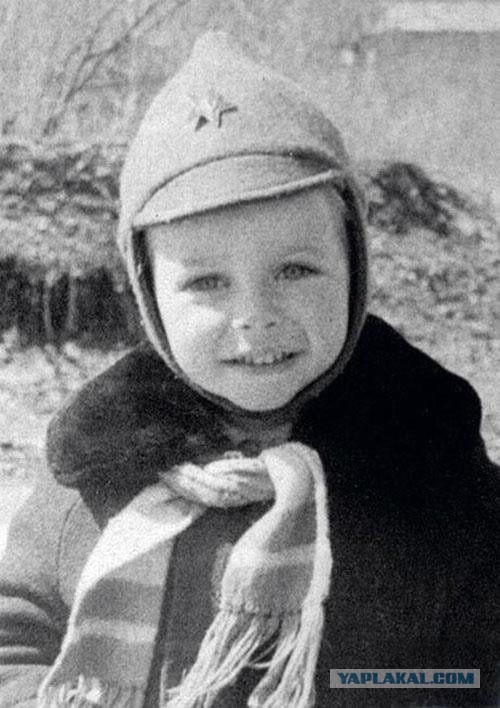 Знаменитости в детстве. Фото из домашних архивов