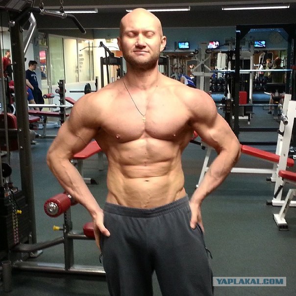 Даже бикиняша приседает 145 кг