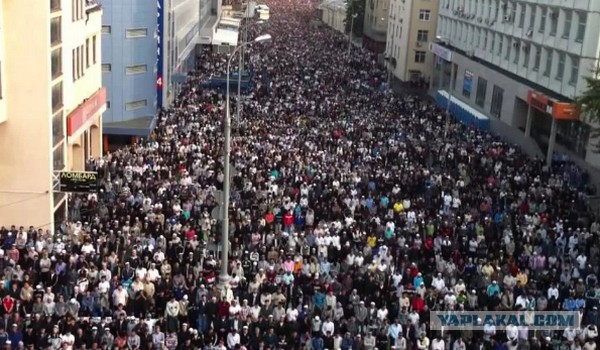 Дмитрию Рогозину в Пятигорске показали робота в папахе, который станцевал перед ним лезгинку
