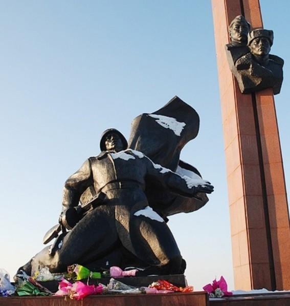 Советские монументы и уличные памятники