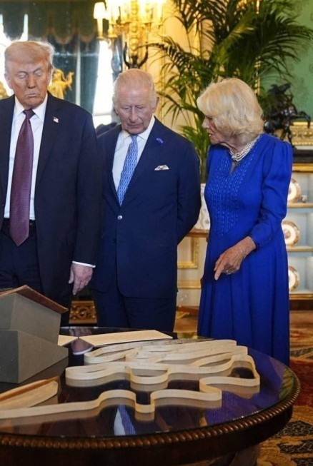 Дональд и Мелания Трамп вчера покинули Великобританию