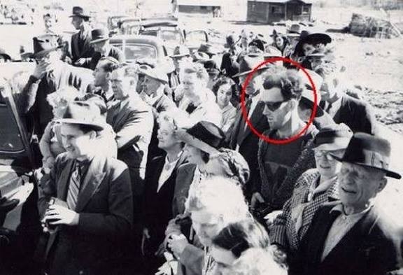 Путешественник во времени. Фото 1943 года!