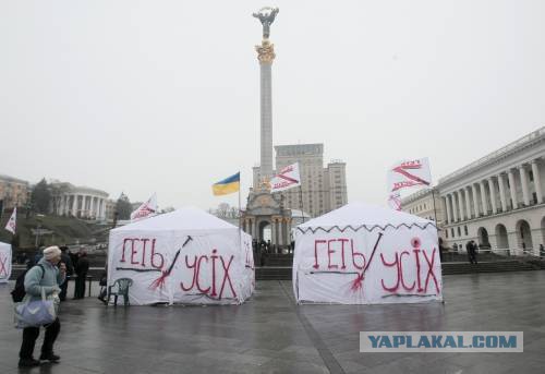 Протестующие начали штурм здания администрации.