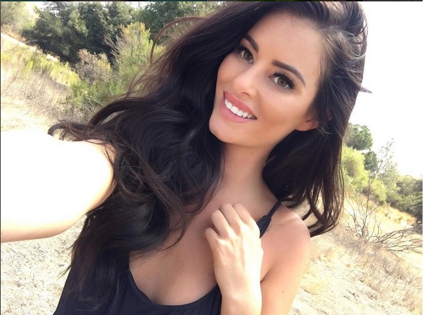 Модель Playboy осудили за обнаженные фото на фоне священного вулкана