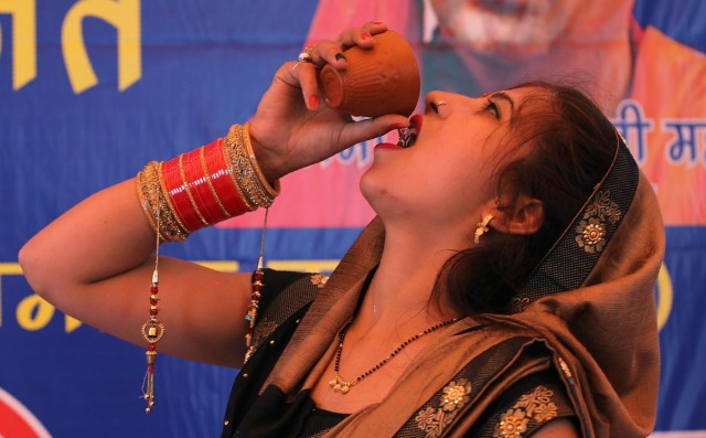 Сотни индусов выпили коровьей мочи для профилактики коронавируса