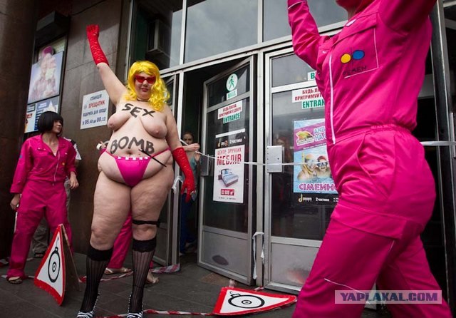 В Киеве напали на Кубок Евро-2012 и повредили его