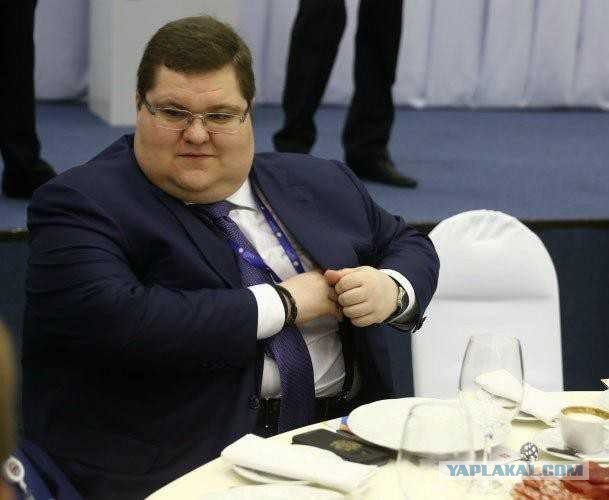 Ролик активно расходится в американском Твиттере. Последний перепост с комментарием "Что в России совсем нет жирных?"
