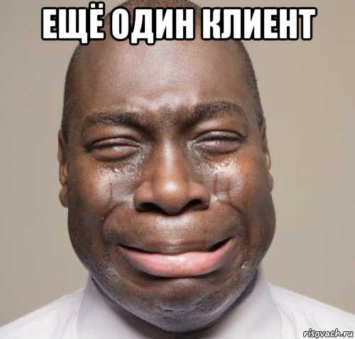 Улыбающаяся жена снялась у гроба мужа с детьми