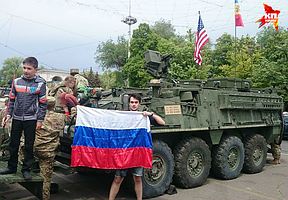 На центральной площади Кишинева появилась военная техника США