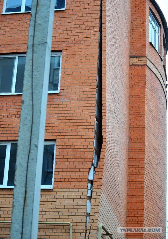 В Краснодаре в многоэтажке выдавливает кирпичи на балконе!