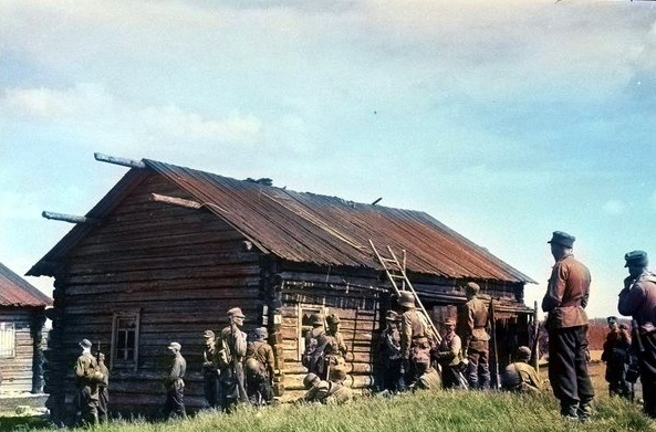 Зачем тогда жить дальше, если сейчас уйти и вспоминать всю жизнь, что смалодушничали..."Бой разведчиков с карателями"