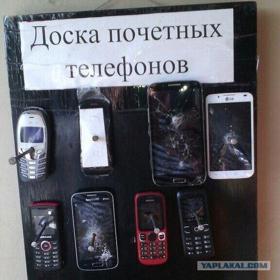 «Умные люди давно ищут кнопочные телефоны». Лукашенко обрушился с критикой на владельцев смартфонов