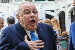 Наконец он разобрался с прической