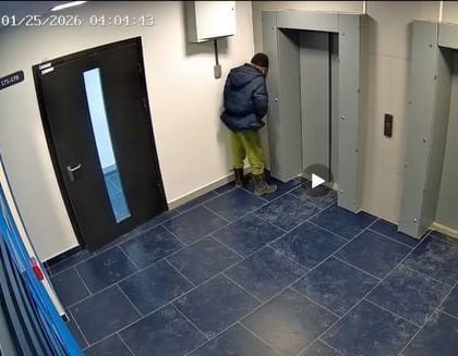 Жители многоэтажки во время морозов приютили бездомного, похожего на актёра Александра Петрова