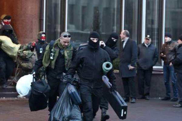 Митингующие в Киеве штурмуют здание Рады