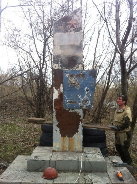 Волонтеры восстановили памятник к Дню Победы