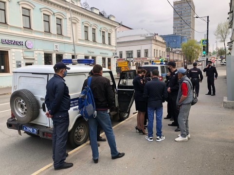 На улицы Казани вышли сотни патрулей – нарушителей самоизоляции увозят на автозаках