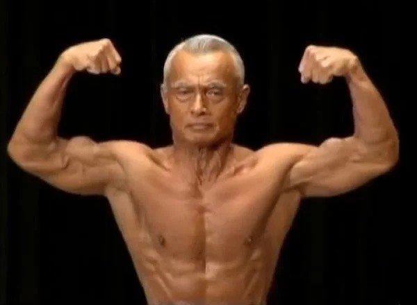 70-летний китайский дедуля, который последние 34 года ежедневно упражняется в качалке