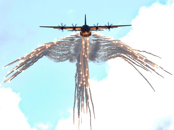Самолет С-130 оборудованный реактивными двигателями для помощи взлета и посадки самолета