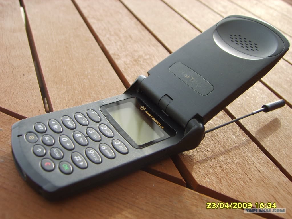 Старый телефон с антенной