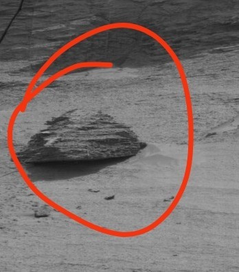 Марсоход Curiosity сфотографировал похожий на рукотворный «вход» в скалу