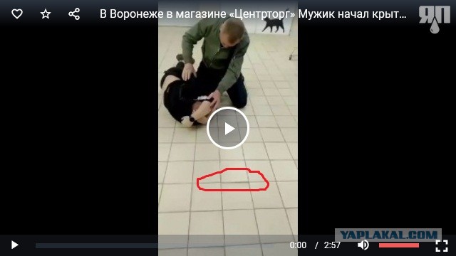 В Воронеже в магазине «Центрторг» мужик начал крыть матом кассиров, но заступился постоянный покупатель.